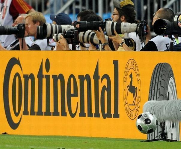 Continental AG bucht Sponsoring-Paket auf dem Weg zur FIFA WM 2010TM in Südafrika bei Sportfive. Quelle: obs/Continental AG